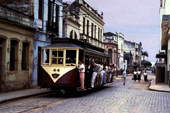 Bonde 44 circulando na Rua Sete de Setembro. VitóriaES. Novembro de 1958.  Coleção “Casa Da Memória de Vila Velha”.